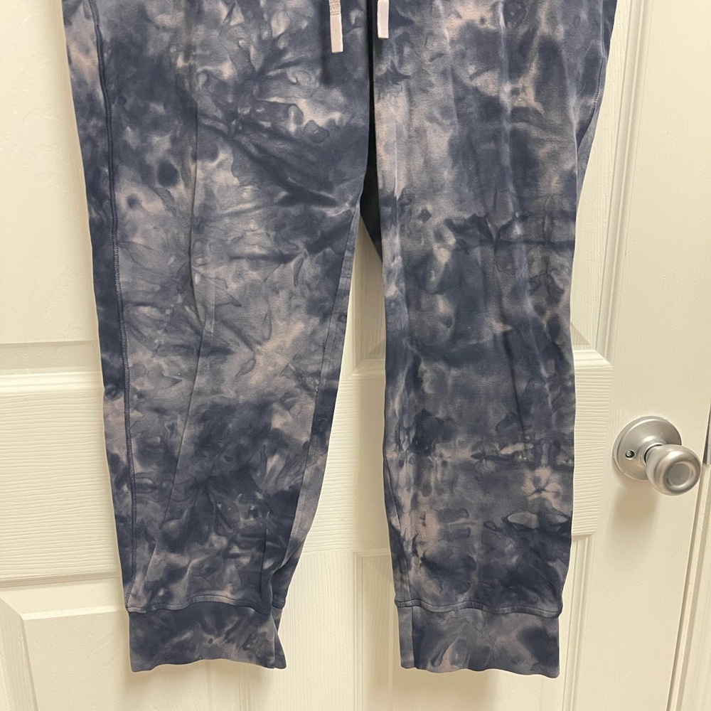Lululemon Dye Pattern Cropped Joggers - image 3